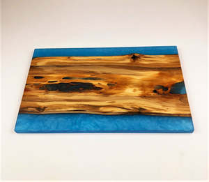 Planche à découper ArtisanTerra en bois d'acacia et résine, style rustique et luxueux, faite à la main, pour les aliments gastronomiques, le fromage, le pain et les spécialités - Product Image 4