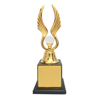 Trophée Ailes Décoratives Personnalisées avec Boule de Cristal, Récompense en Métal Plaqué Or Personnalisable, Design Moderne, Portable