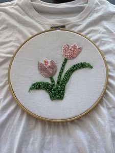 Décoration murale ronde en coton brodé de tulipes perlées faites à la main, motif floral pour la maison - Product Image 1