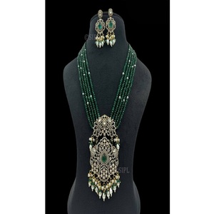 Conjunto de Collar y Aretes de Cuatro Capas con Perlas de Imitación Chapadas en Oro de Latón de Primera Calidad Radiant, Regalo de Compromiso Moderno para Mujer - Product Image 1