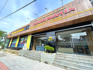 Porte intérieure moderne en bois MDF, style Arabie Saoudite, finition placage chêne, insonorisée, pré-montée pour hôtels, appartements et maisons. - Product Image 5