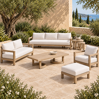 Canapé d'extérieur tout temps à profil bas avec structure en bois massif apparente et pieds, tabouret de luxe en bois, ensemble de conversation pour patio
