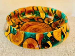 Bol à salade moderne en bois d'acacia et résine époxy faite à la main, finition résine polie, sans BPA, compatible lave-vaisselle, pour accessoires de repas haut de gamme - Product Image 3