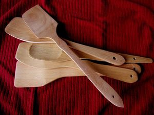 Juego de Cucharas Tradicionales Hechas a Mano de Madera de Mango para Cocinar, Remover, Mezclar y Servir Alimentos - Product Image 3