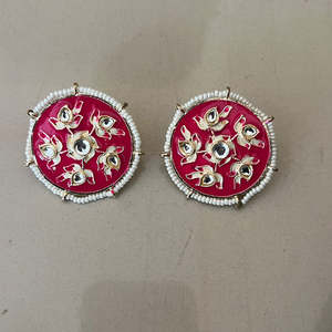 Boucles d'oreilles clous en alliage de cuivre plaqué rhodium avec pierres Kundan et Meenakari, imitation perle - Prêtes à offrir - Product Image 1