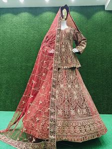 Lujoso conjunto de Lehenga nupcial Peplum de terciopelo con piedras Zarkan pesadas Dupatta nupcial completa y Lehenga acampanado para boda y fiesta - Product Image 4