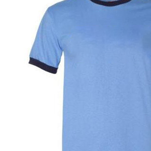 Camiseta de Manga Corta Azul Claro con Logotipos Personalizados, Ribete en Azul Marino, Cuello Redondo, Corte Regular, Diseño Casual de Color Sólido - Product Image 5