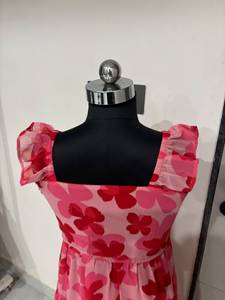 Vestido casual de mujer al por mayor, estilo occidental, rosa, con estampado floral, cuello cuadrado, sin mangas, con volantes y falda acampanada escalonada. - Product Image 2