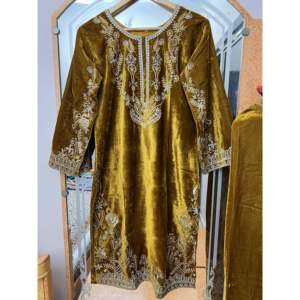 Bel ensemble haut-bas pour femmes avec broderie Zari pour les fêtes - Product Image 4