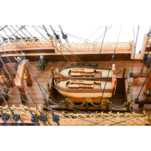 Maqueta de Barco de Madera de Cedro Pintada a Mano, Tamaño Mediano, USS Constitution, con Velas Completas - Decoración Histórica de la Marina de la Armada Estadounidense, Regalo - Product Image 4