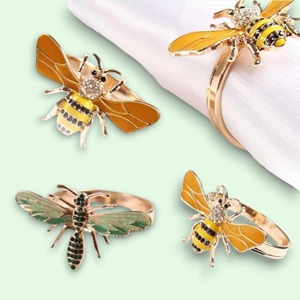 Hermoso anillo para servilletas con diseño de libélula y detalles de cristal que aporta un brillo deslumbrante a la presentación de servilletas y a la dispensación de regalos. - Product Image 6
