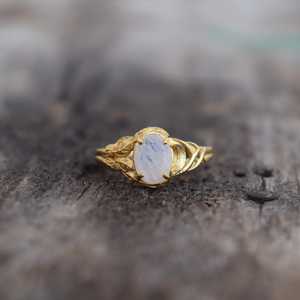 Anillo de piedra lunar arcoíris ovalada inspirado en la naturaleza, plata de ley 925, chapado en oro de 14 quilates, delicado y elegante, regalo para ella - Product Image 1