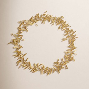 Magnifique couronne dorée, sublimement conçue avec des branches d'olivier métalliques superposées et des feuilles fines et délicates pour une décoration élégante. - Product Image 1