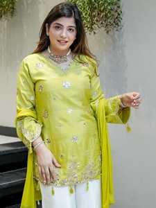Conjunto de Kurta Pakistaní Rosa Bordado con Dupatta Tipo Seda y Pantalones Anchos, Ideal para Bodas y Festivales - Product Image 2