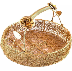 Cesta artística de alambre dorado adornada con tul delicado y arreglos florales. Disponible a precios de mayorista. # Cestas de Regalo de Diseño - Product Image 2