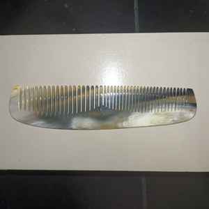 Peine para el Cabello de Cuerno de Búfalo y Vaca, Hecho a Mano de Forma Sostenible y Perfecto para un Peinado sin Enredos - Product Image 1