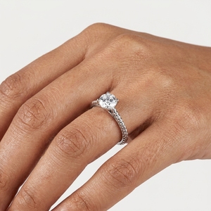 Anillo de Compromiso Clásico con Diamante de Corte Brillante Redondo en Platino PT950 para Mujer - Product Image 3