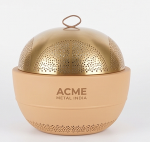 Casserole ronde en métal couleur or au design minimaliste avec couvercle, parfaite pour servir des plats chauds lors de mariages et de buffets. - Product Image 1