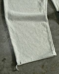 Pantalones Deportivos Personalizados de Felpa Francesa, Gruesos, de Algodón, Color Gris, Estilo Jogger, con Cordón Negro, Cintura Elástica, Holgados, para Hombre - Product Image 3