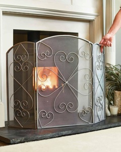 Protector de Chimenea Metálico con Diseño de Mariposa, Malla Plegable de Tres Paneles, Resistente al Calor, Elegante - Product Image 1