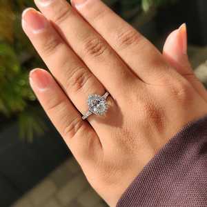 Anillo de compromiso clásico con halo de moissanita ovalada brillante de 2 quilates, plata 925 original, joyería para fiesta de boda para ella - Product Image 3