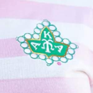 Suéter de Manga Corta a Rayas Rosa y Blanco AKA para Mujer, Top de Punto con Cresta Bordada, Prenda Casual Elegante de Primera Calidad - Product Image 3