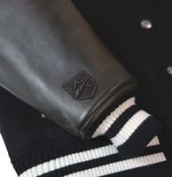 Veste varsity noire pour homme Avirex sur mesure OEM ODM avec manches en cuir et logo brodé sur le devant