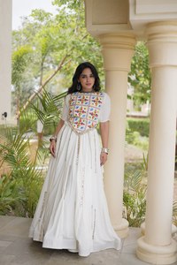 Lehenga Choli Blanco para Mujer, Estilo Noche de Baile Navratri, con Adornos de Perlas, de Algodón, para Festivales, Disponible, Último Diseño, Multicolor - Product Image 1