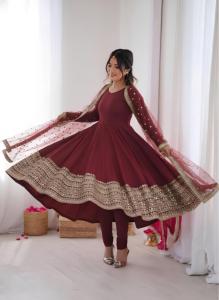Robe Anarkali en soie romaine brodée avec bas en crêpe naturel et dupatta en tulle - Product Image 4