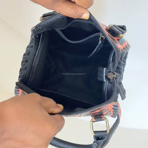 Bolso de mano tipo bandolera de lujo, hecho a mano, con estampado de leopardo, en cuero vacuno premium, con cierre de cremallera, unisex, estilo Speedy. - Product Image 6