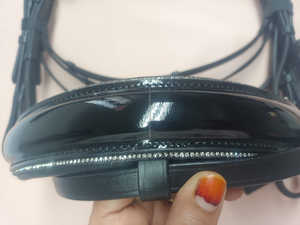 Brida de caballo acolchada de cuero genuino con banda para la nariz de patente de cristal blanco Acolchado negro para montar Fabricado por mayorista - Product Image 2