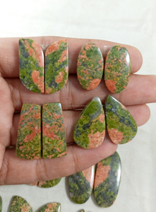 จี้ห้อยคอและต่างหูทำมือจากอัญมณีอูนาไคต์ธรรมชาติทรงคาโบชอง รูปทรงผสม สีเขียว ขนาด 20-35 มม. อัญมณีเม็ดเดี่ยวสำหรับทำเครื่องประดับ งานศิลปะราดา - Product Image 6