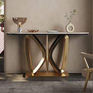 Table console incurvée avec plateau en marbre blanc et base circulaire dorée entrelacée, disponible à prix de gros. - Product Image 4