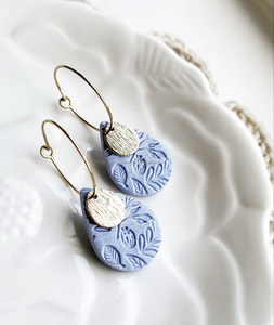 Pendientes de moda de resina de color personalizados de lujo hechos a mano brillantes altamente pulidos de alta calidad para mujeres de la India - Product Image 1