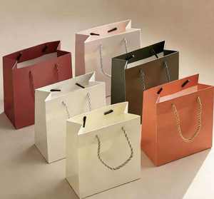 Sacs cadeaux en papier coloré sur mesure avec poignées, personnalisables avec logos personnalisés, pour l'emballage. - Product Image 6