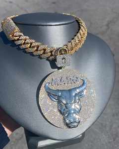 Pendentif Médaillon Tête de Taureau Luxe Sertie de Moissanite VVS, Chaîne Cubaine en Or, Bijoux Hip Hop, Icône de Puissance - Product Image 3