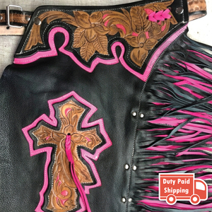 Pantalones de montar de cuero estilo western para mujer con flecos rosas y negros, bordado de cruz y grabado floral – Pantalones de equitación personalizados para vaqueras - Product Image 3