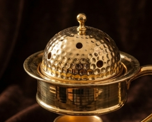 Brûleur d'encens en fer doré avec couvercle en dôme, design martelé, support pour encensoir d'aromathérapie - Product Image 4