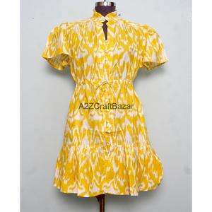 Robe mini pour femme en coton 100% tricoté à la main, moderne, col en V, manches courtes, taille haute, coupe évasée, imprimé floral numérique, lavable - Product Image 1