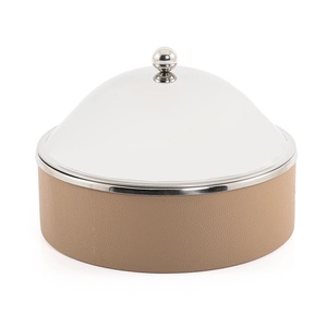 Casserole traditionnelle avec un design classique et un matériau en acier inoxydable de qualité supérieure pour garder les aliments au chaud et frais pendant des heures - Product Image 1