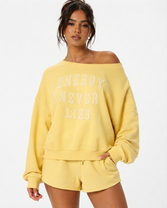 Conjunto de Sudadera Oversize con Hombros Descubiertos y Dobladillo Acanalado y Shorts de Felpa para Mujer con Bordado Desgastado - Product Image 1