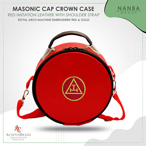 Estuche para Gorra de Capítulo del Arco Real Masónico en Imitación de Cuero Rojo con Emblema Triple Tau Bordado a Máquina en Blanco - Product Image 2