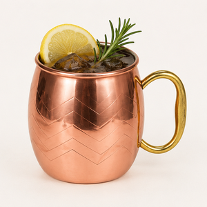 Mug à Moscow Mule en cuivre pur fait main avec poignée en laiton massif, design martelé élégant, mug en forme de baril pour cocktails et bière - Product Image 3