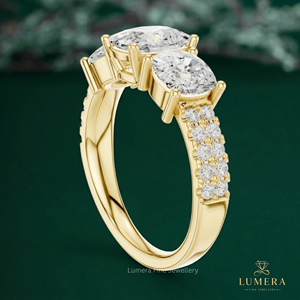 Bague de fiançailles en or rose avec diamant de laboratoire rond brillant, bague de mariage à trois pierres, accent de pierres graduées, bande unie - Product Image 3