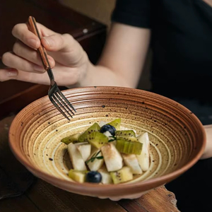 Tazón de cerámica hecho a mano con diseño cultural Wabi-Sabi para servir pudín, ideal para hoteles, de Universal Overseas INDIA. - Product Image 1