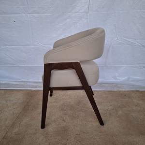 Silla de comedor tapizada para interiores, estilo bistro, fabricada en madera de teca estadounidense, muebles de madera maciza hechos en Indonesia. - Product Image 3