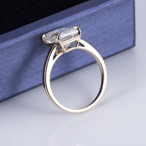 Bague de fiançailles pour femme en or 18 carats avec diamant taille émeraude, sertie à griffes, style classique, design géométrique - Product Image 5