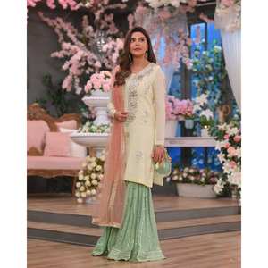 Costume de fête pour femme avec broderie Zari et paillettes - Product Image 2