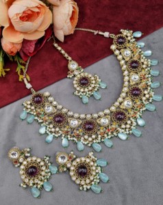 Collier Kundan en pierre ronde non taillée avec boucles d'oreilles et mangtika assortis, bijoux de créateur plaqués or antique, fabricant de bijoux. - Product Image 4