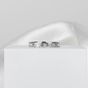 Anillo de Diamantes Cultivados en Laboratorio con Corte Esmeralda de 1.5 Quilates, Estilo Eternity en Oro Blanco de 14K, Anillo de Boda Minimalista Apilable - Product Image 4